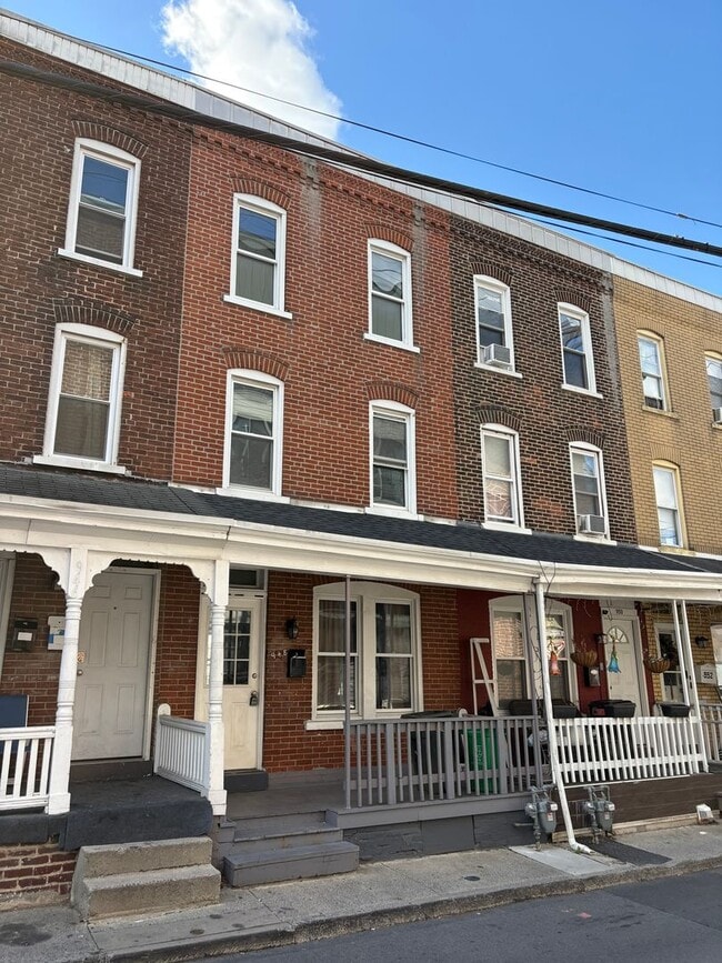 Building Photo - 948 W Maple St