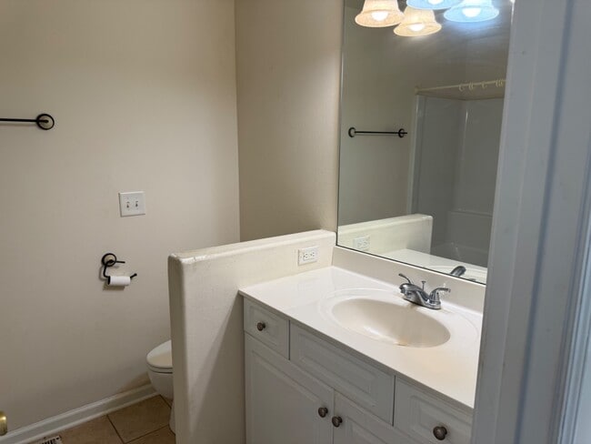 Building Photo - 705 Vanview Dr