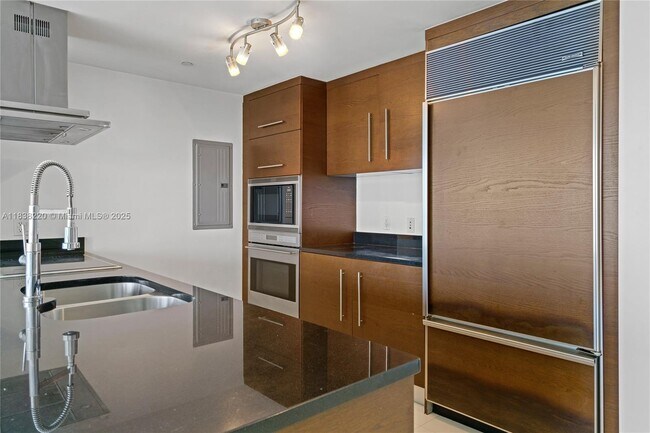 Building Photo - 495 Brickell Ave