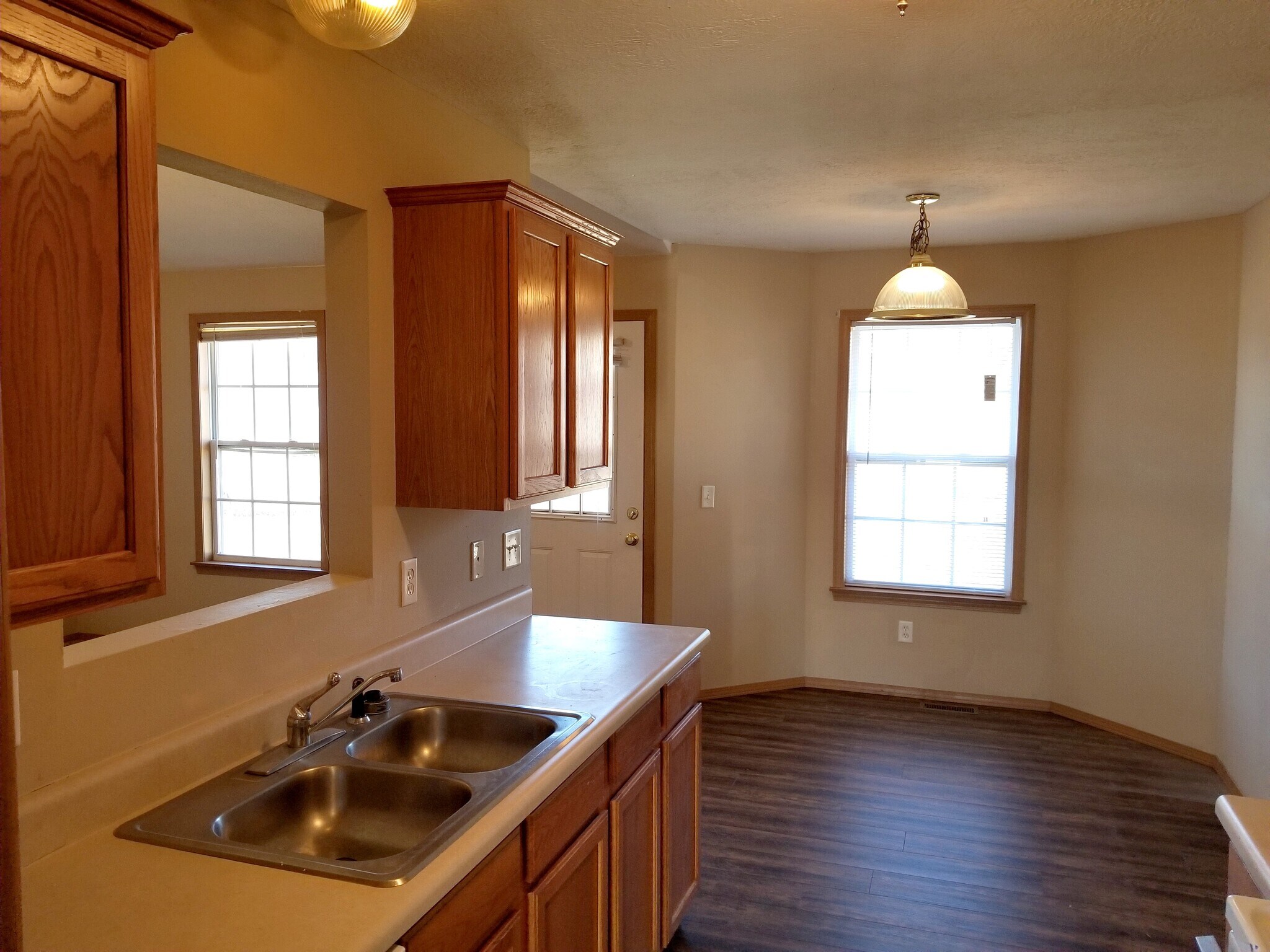 Building Photo - 813 N Pinewood Ave