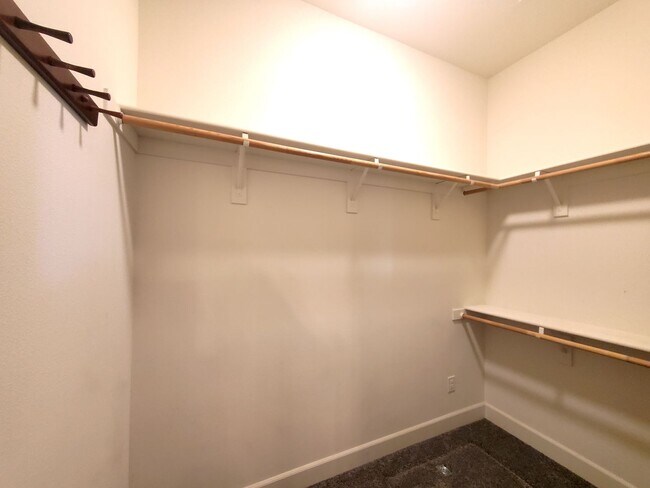 Building Photo - Gorgeous executive style home available fo...