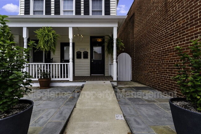 Building Photo - 1506 B Mt Vernon Ave