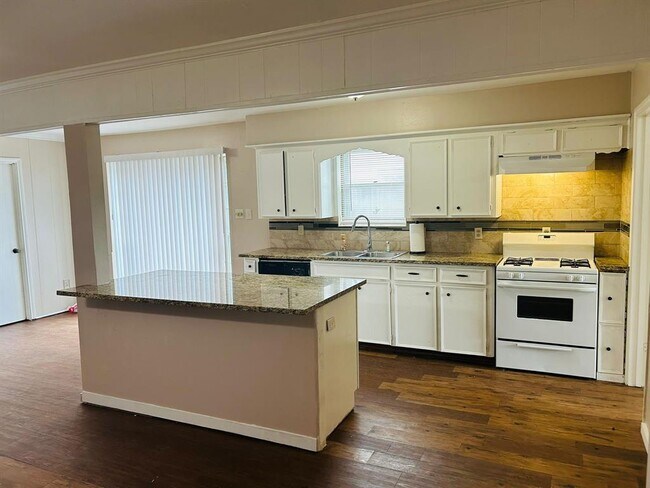Building Photo - 10506 Huntington Wood Dr