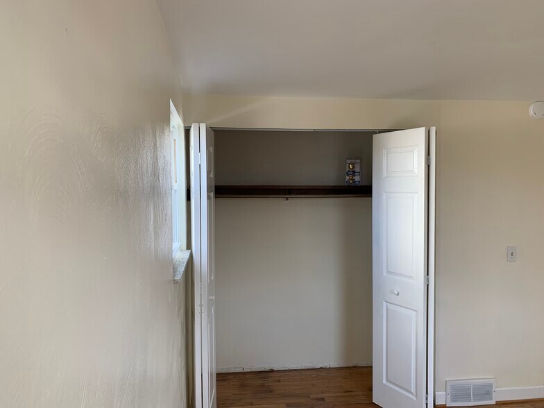 Building Photo - 4268 Sample Ct