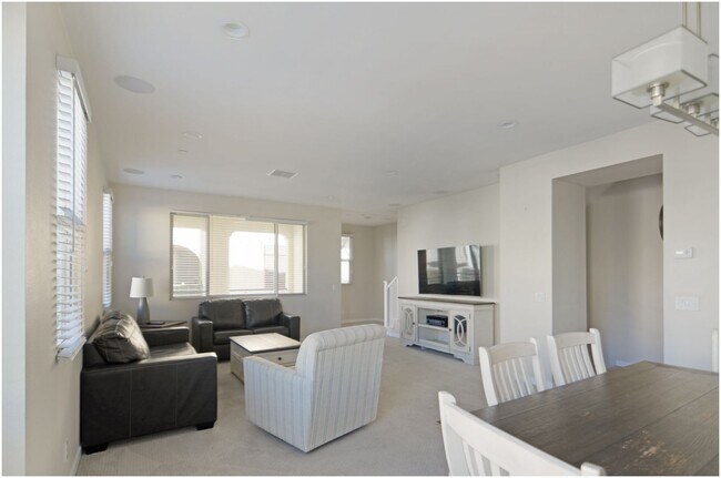 Building Photo - Townhome in Trabuco Canyon!