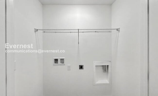 Building Photo - 3 Bed/3 Bath Townhome with Off-Street Parking / Pet-Friendly / Vouchers Accepted / Available Now!