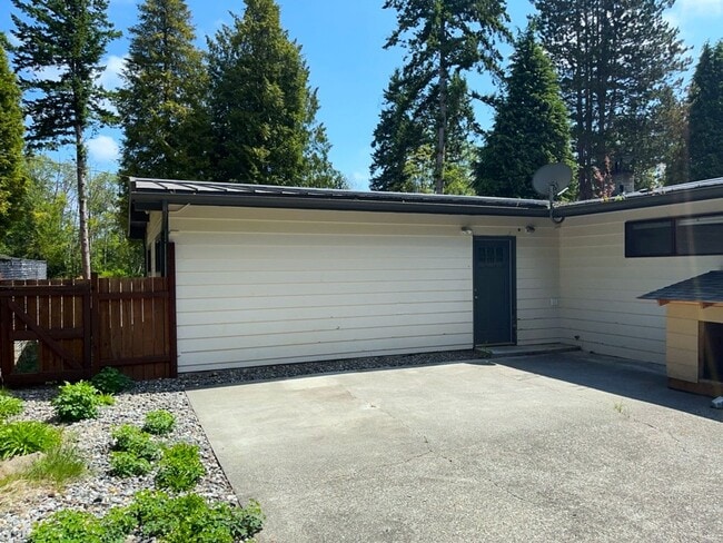 Building Photo - Wonderful Spacious 3-Bedroom 3 Bath with Over an Acre of Land with a Private Gate!