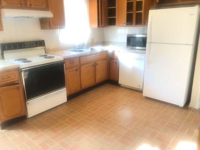 Building Photo - Extremely sharp, clean and roomy 2 BR Duplex in great location in Normal