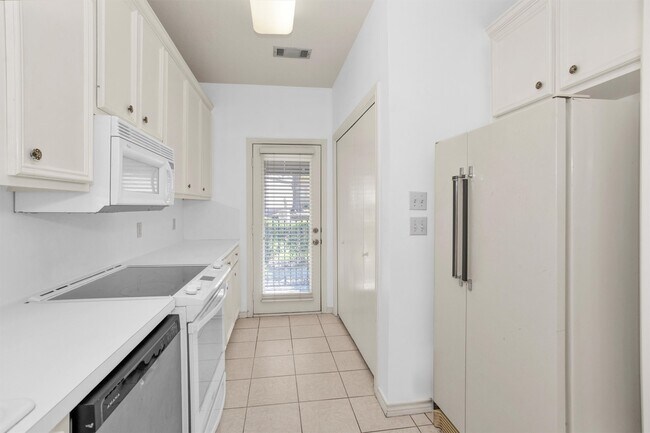 Building Photo - 106 Fairway View Ct