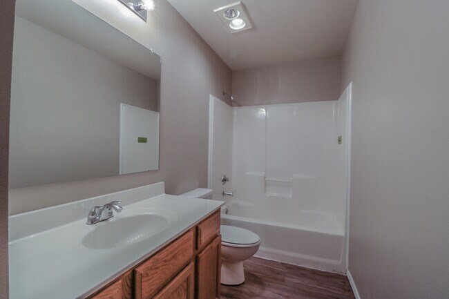 Building Photo - 4Bed/2Bath Available 11/10 !