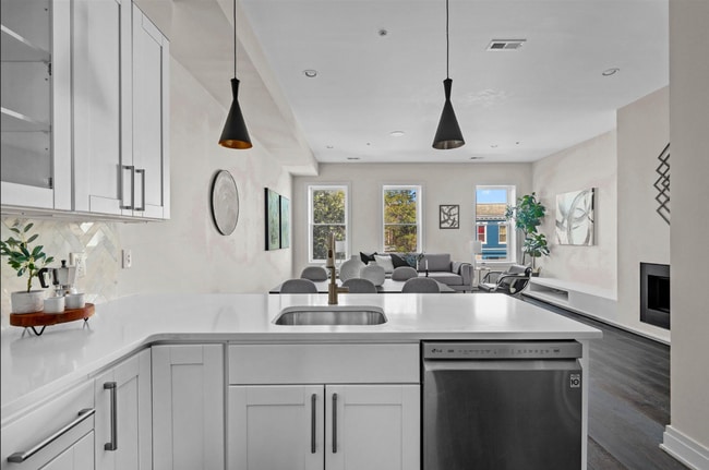 Primary Photo - Beautiful 2 bed 2 bath plus den- Parking!!...