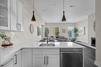 Building Photo - Beautiful 2 bed 2 bath plus den- Parking!!...