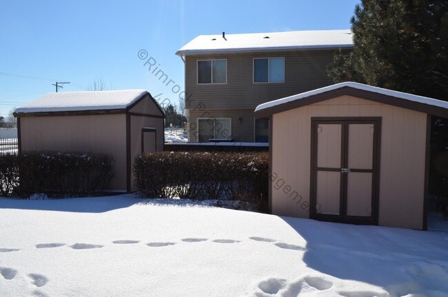 Building Photo - This beautifully maintained 3-bedroom, 2-b...
