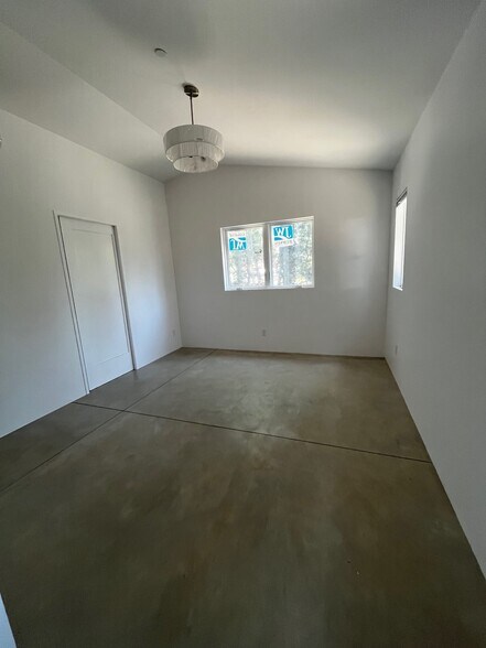 Building Photo - 1374 E Valley Rd