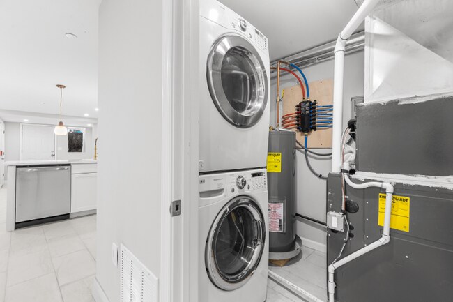 Building Photo - 5706 Chestnut St