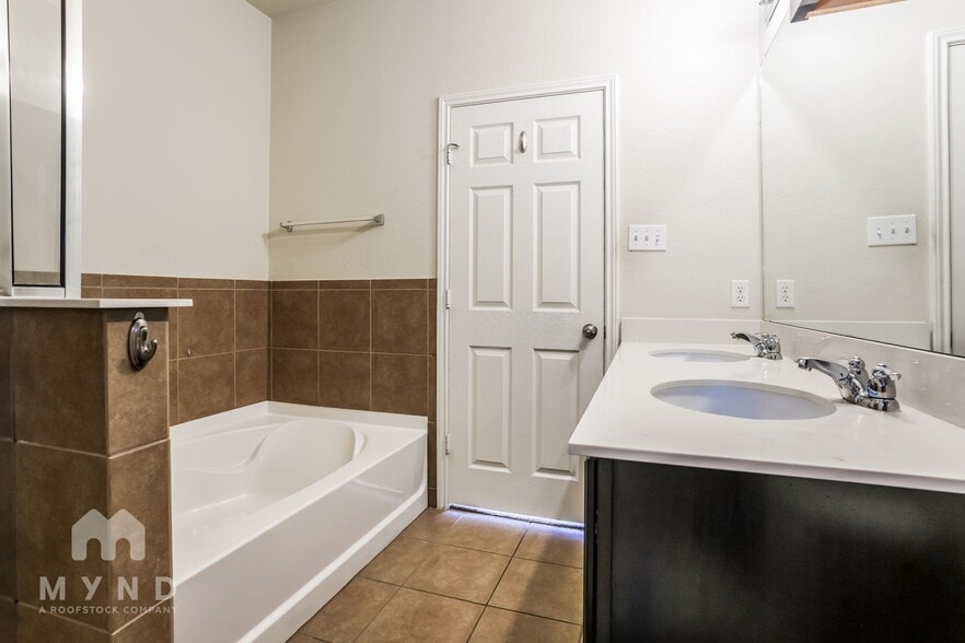 Building Photo - 300 Golden Butterfly Dr