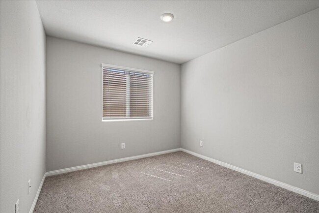 Building Photo - Newer 4 Bd, 3 Bth, Granite Countertops and Entertainer’s Dream!