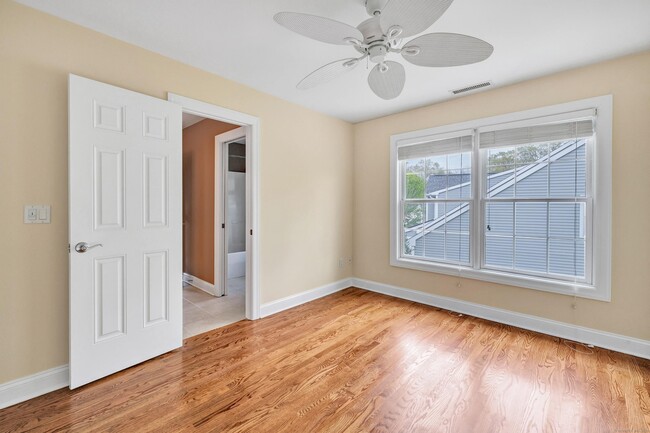 Building Photo - 70 Maple Oak Dr