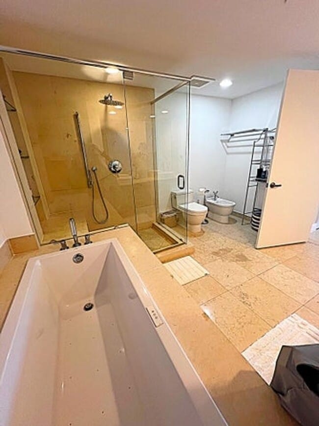 Building Photo - 495 Brickell Ave