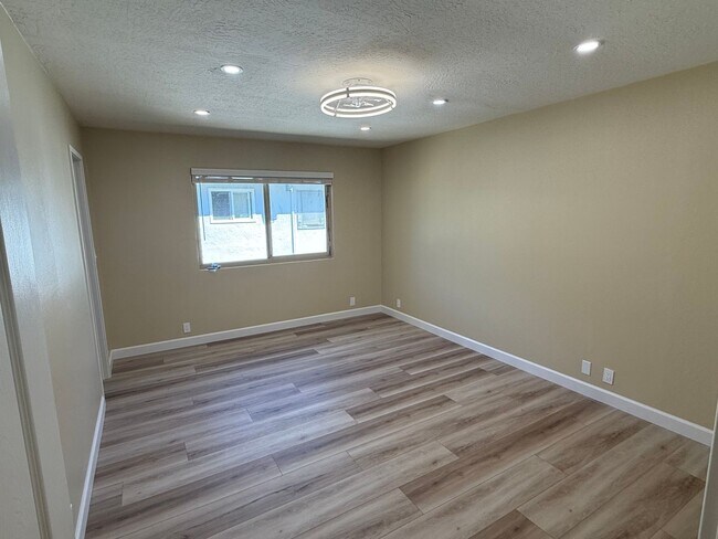 Building Photo - 1048 Mohr Ln