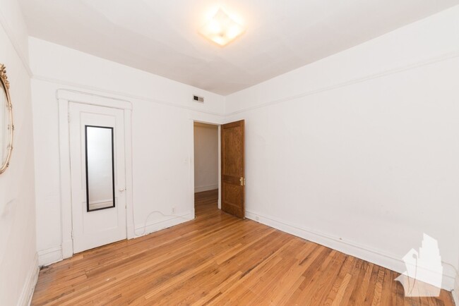 Building Photo - 3830 N Sheffield Ave
