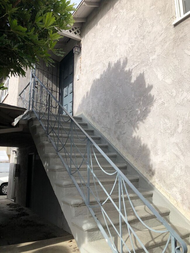 Building Photo - Stunning 2-bedroom 2nd floor apartment with garage parking!