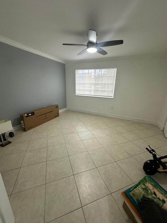 Building Photo - 9725 Fontainebleau Blvd