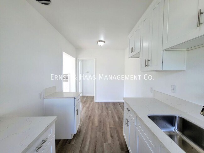 Building Photo - 1027 E 7th St