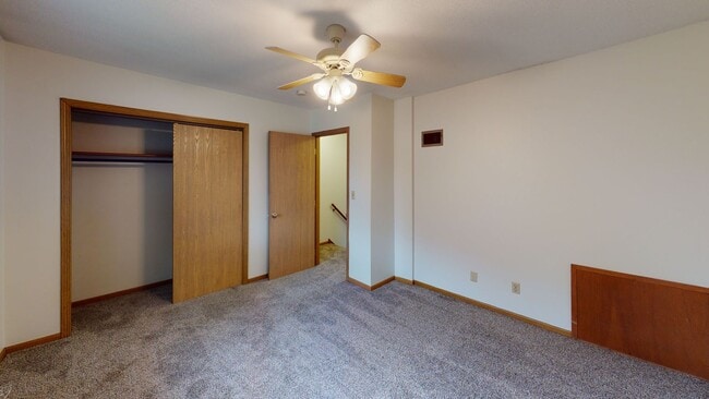 Building Photo - 2 Bedroom Townhome Available August 1st, 2026