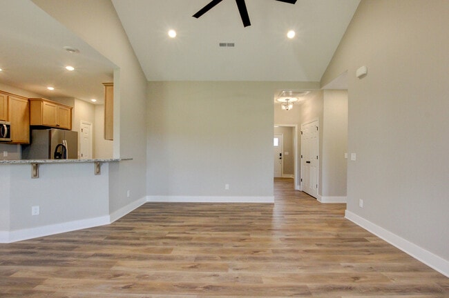 Building Photo - 102 Riverbend Dr