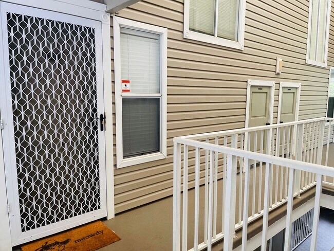Building Photo - Partly Furnished 3-bedroom, 3-bath condo a...