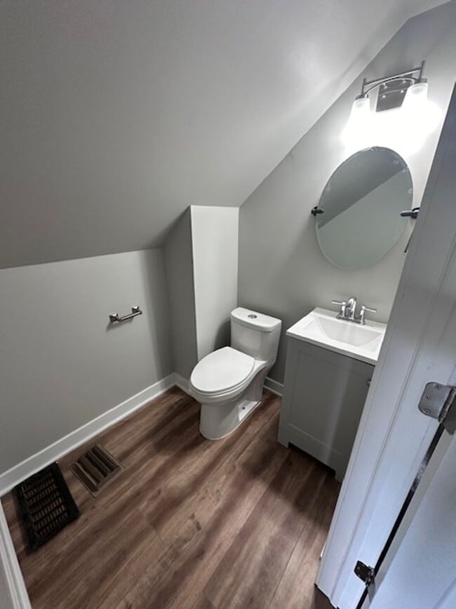 Building Photo - Garfield Ridge 4 Bedroom House