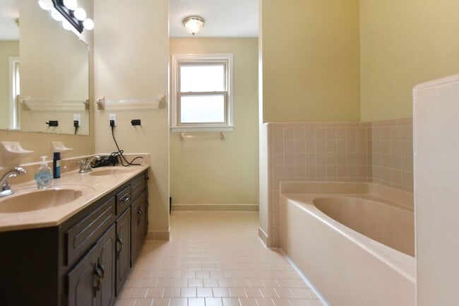 Building Photo - Pet Friendly Three Bedroom!