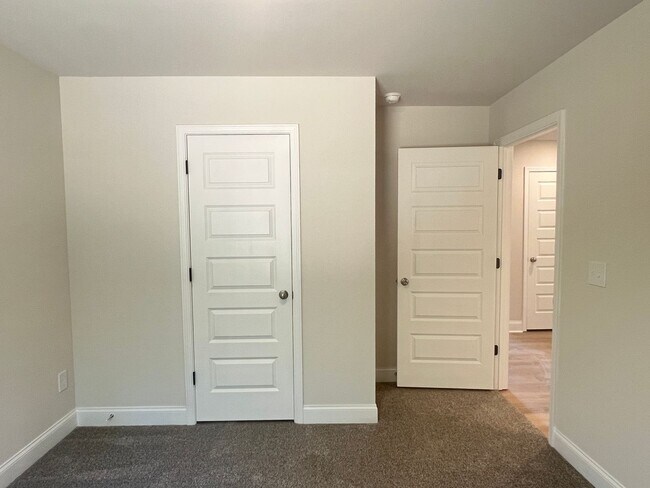 Building Photo - Beautifully Done & Brand New 4BD/2.5 Home in Jones Co.