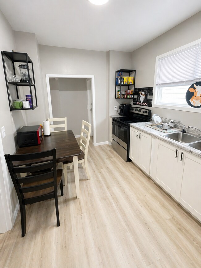 Building Photo - 906 North 6th Ave E