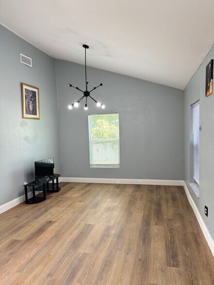 Building Photo - 414 N 60th Way