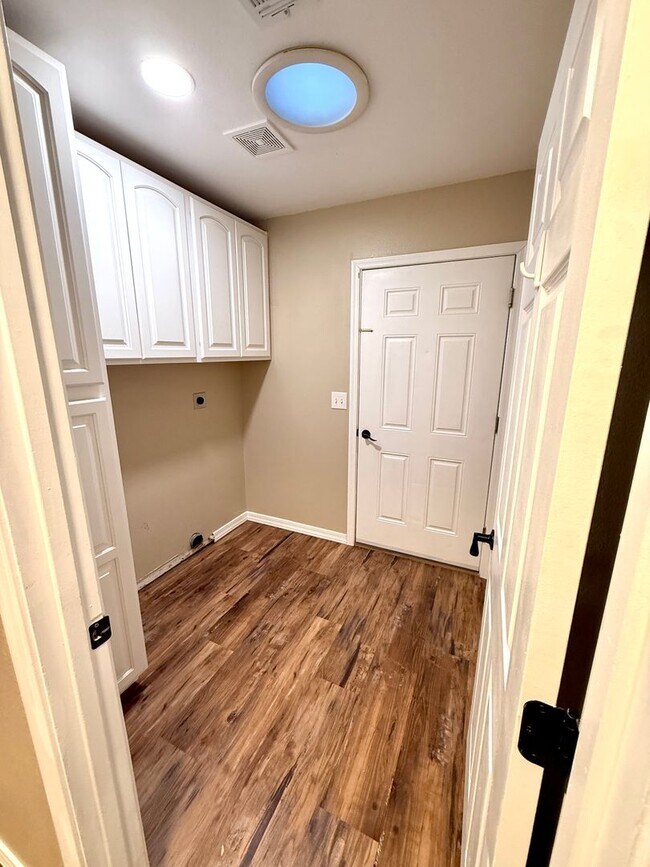 Building Photo - Beautiful 3-Bedroom Home with Solar!—Near Hualapai Mountain Rd