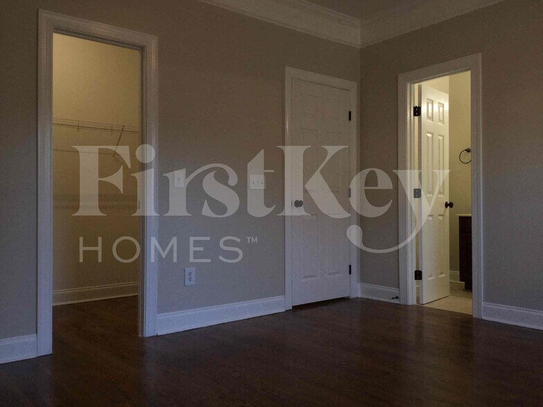 Building Photo - 457 Riverglen Dr NW