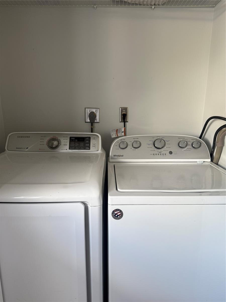 Building Photo - 320 Palm Cir E