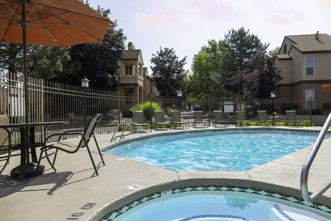 Building Photo - 2 Bed 1.5 Bath End Unit Townhome!
