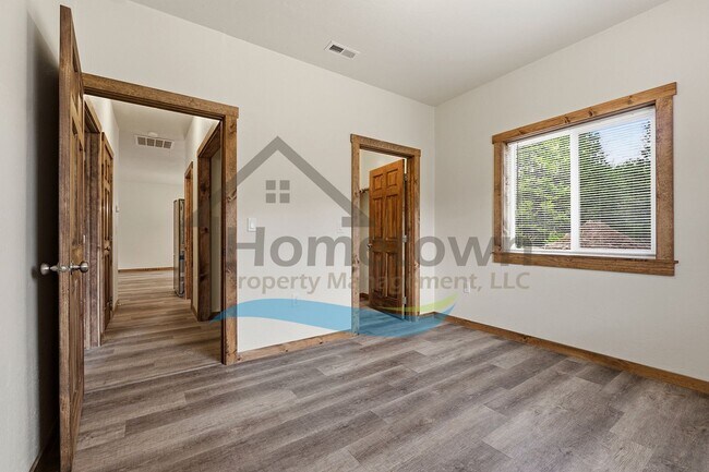 Building Photo - 2 Bedroom 1 Bathroom Home with a Single Car Garage Available in Blanchard!
