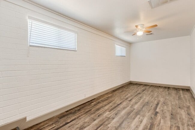 Building Photo - 1637 W Cinnabar Ave