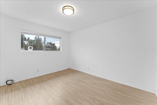 Building Photo - 376 N Ave 57