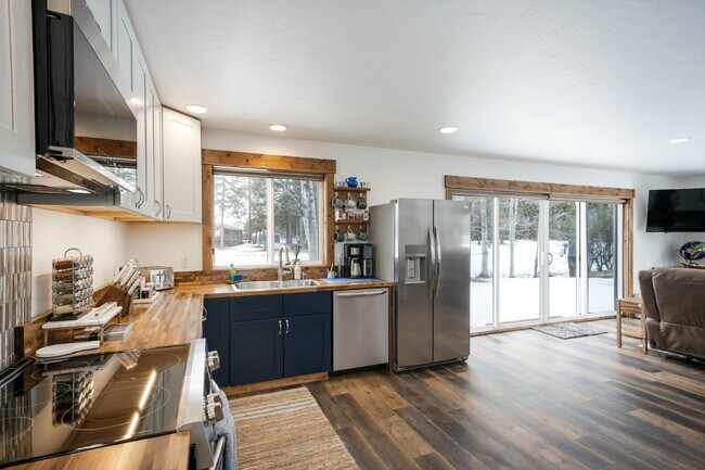 Building Photo - Avail October thru May.  Fully furnished w/ internet & utilities included