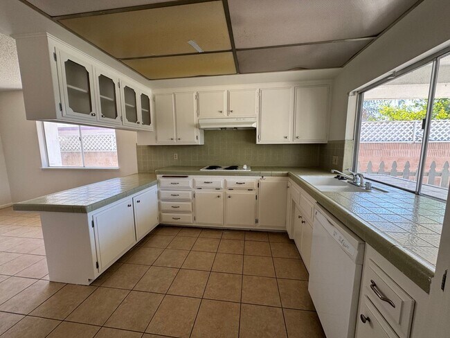 Building Photo - Three Bedroom Two Bathroom Pool Home in He...