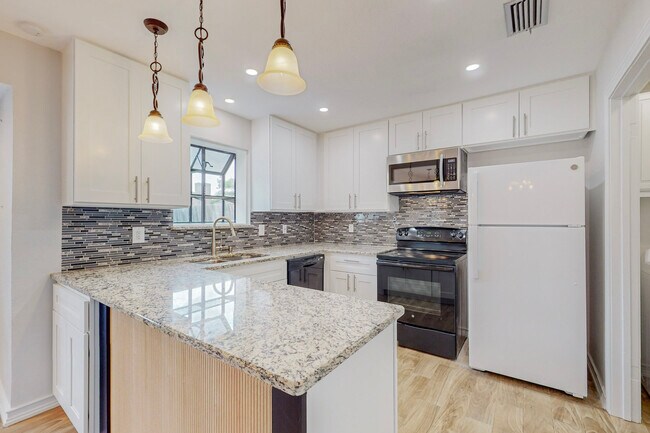 Building Photo - 2116 Northmoor Dr