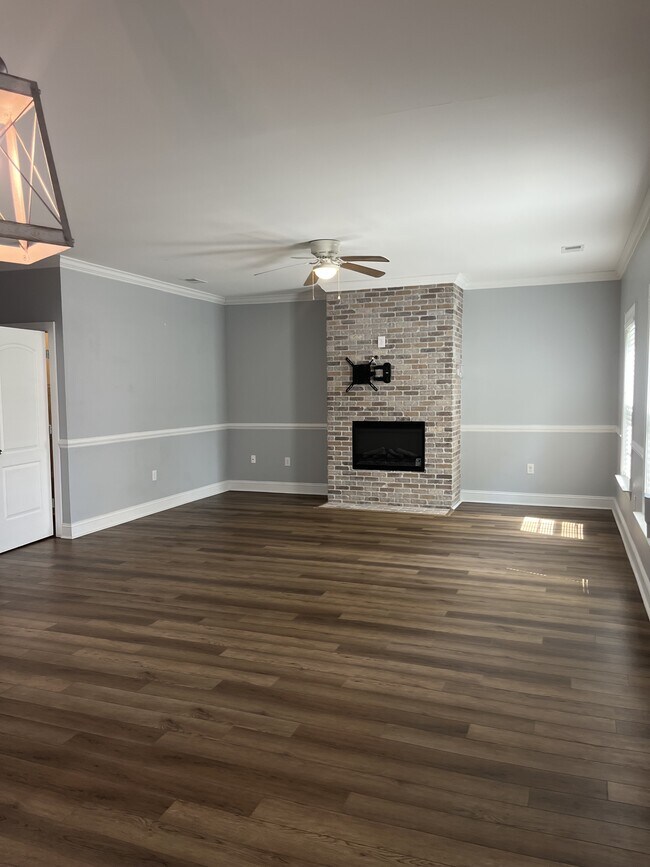 Building Photo - 2703 E Surrey Dr