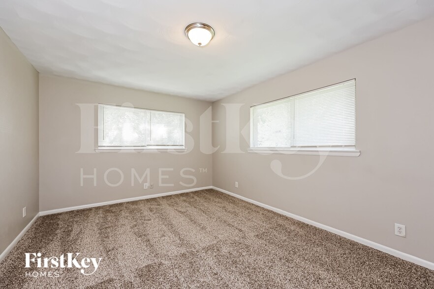 Building Photo - 902 Poinsettia Dr