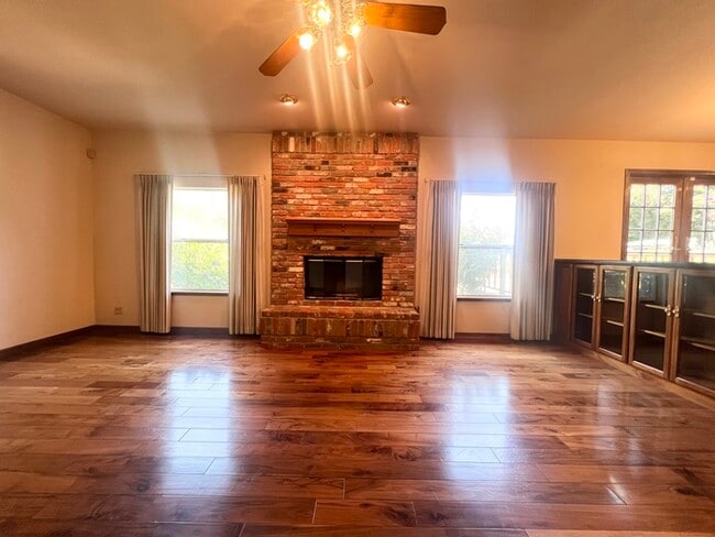 Building Photo - 1305 Manzano Way