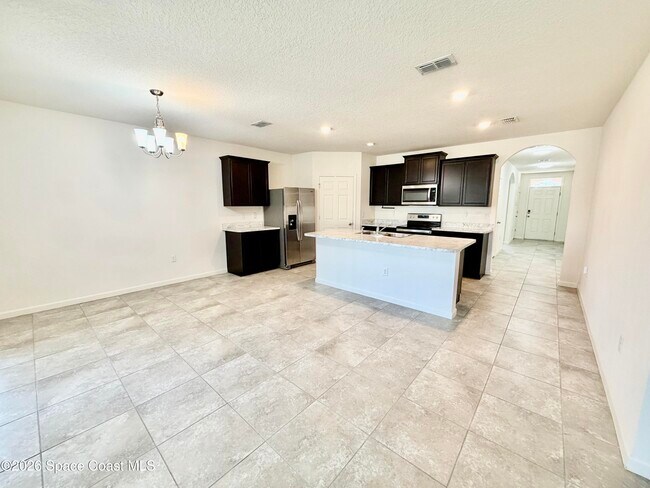 Building Photo - 388 Coyote Dr